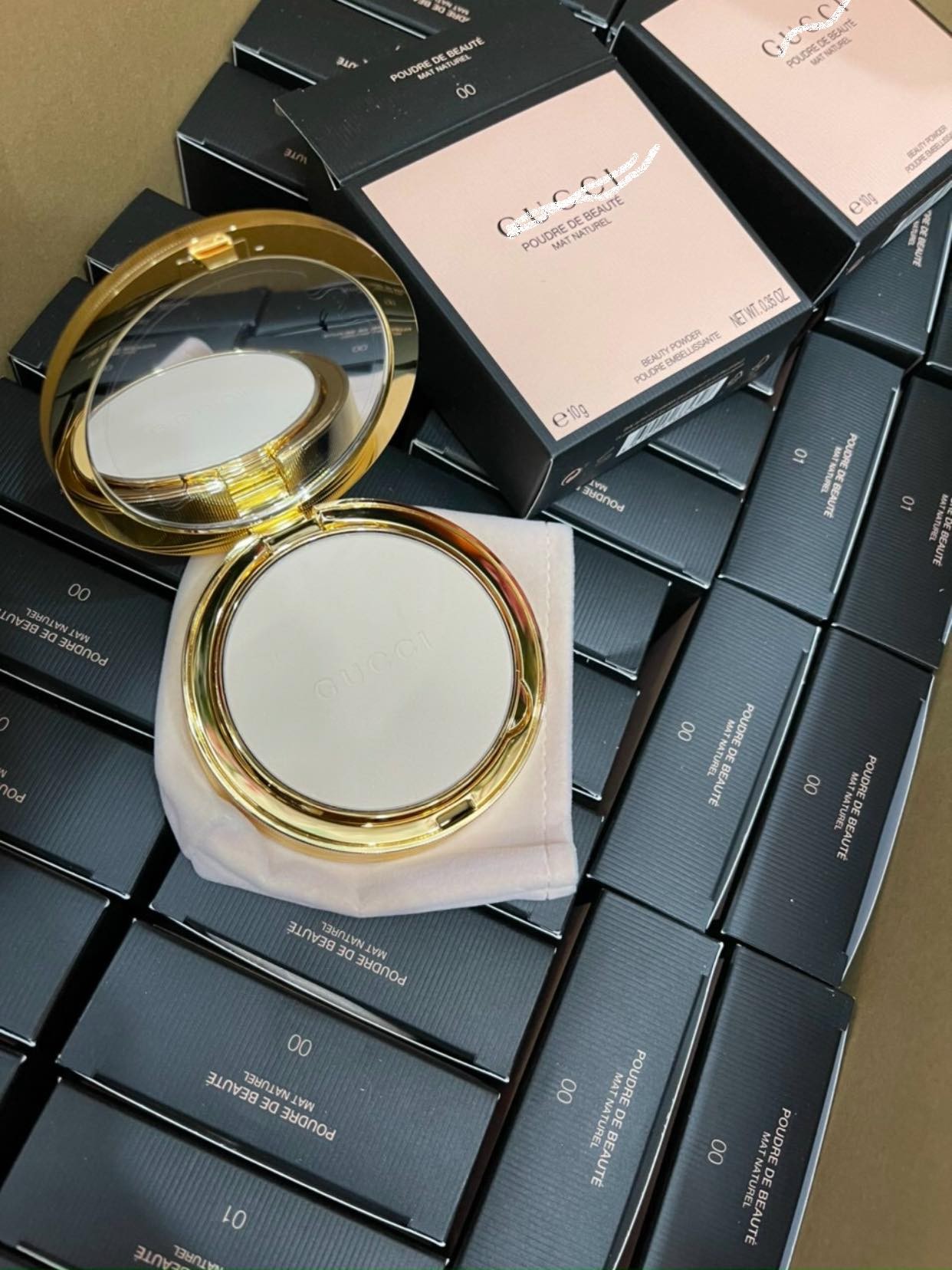 Phấn nén Gucci Poudre De Beaute Mat Naturel — ảnh chính