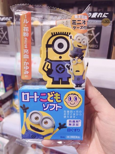 Nhỏ mắt cho bé Rohto Minion