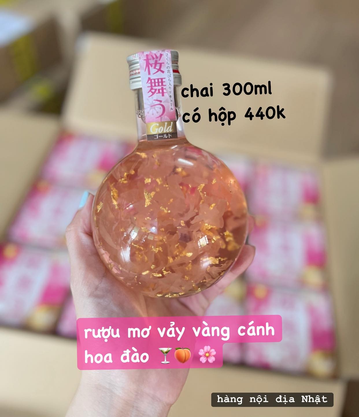 Rượu mơ vảy vàng cánh hoa đào 300ml
