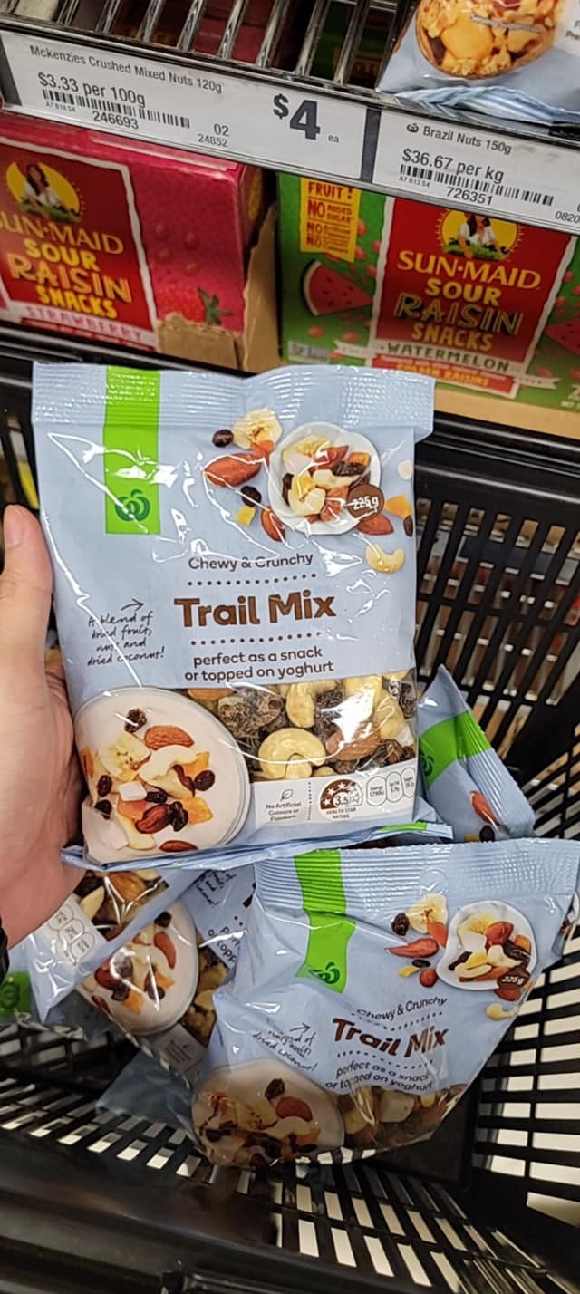 Woolworths chewy & crunchy trail mix  — ảnh chính