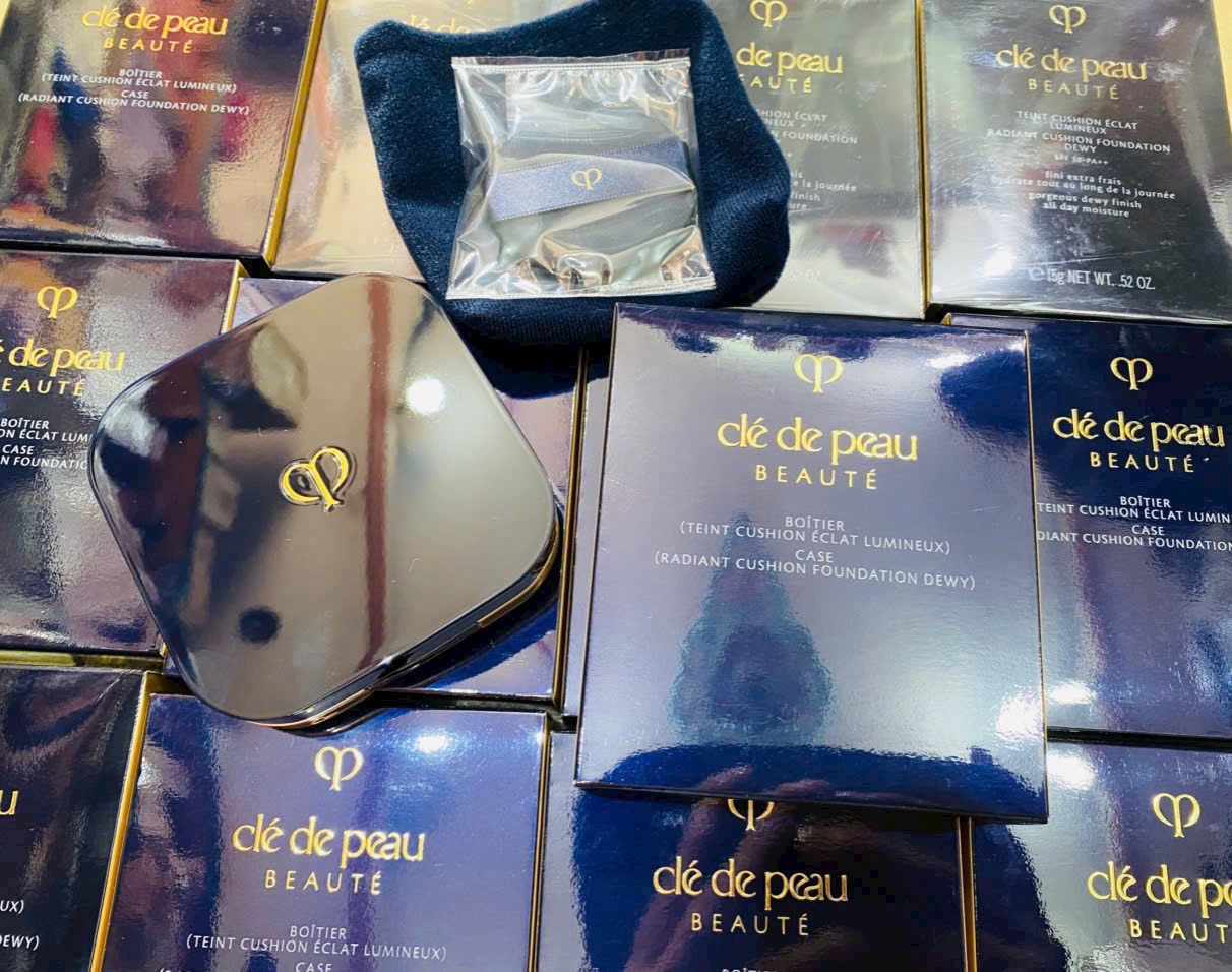 Cle De Peau Radiant Cushion Foundation Dewy — ảnh chính